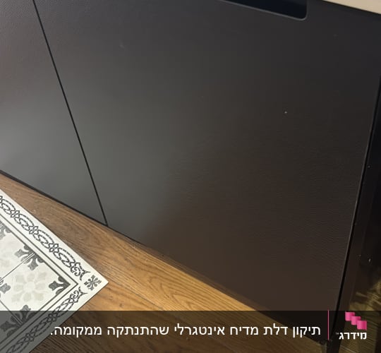 ארון עץ כהה עם משטח עבודה וכלי מטבח